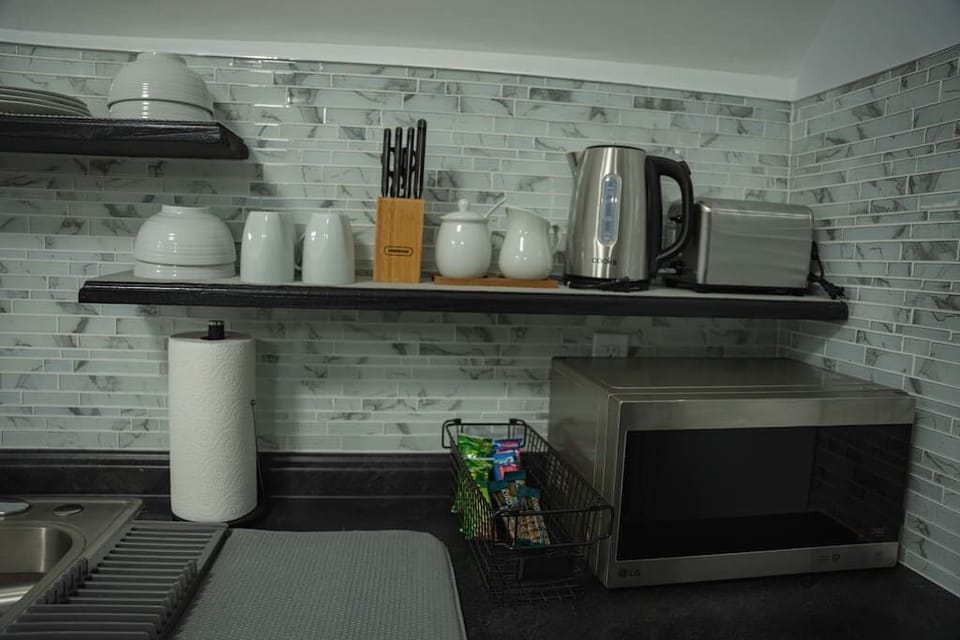 Kitchen appliances & cutlery