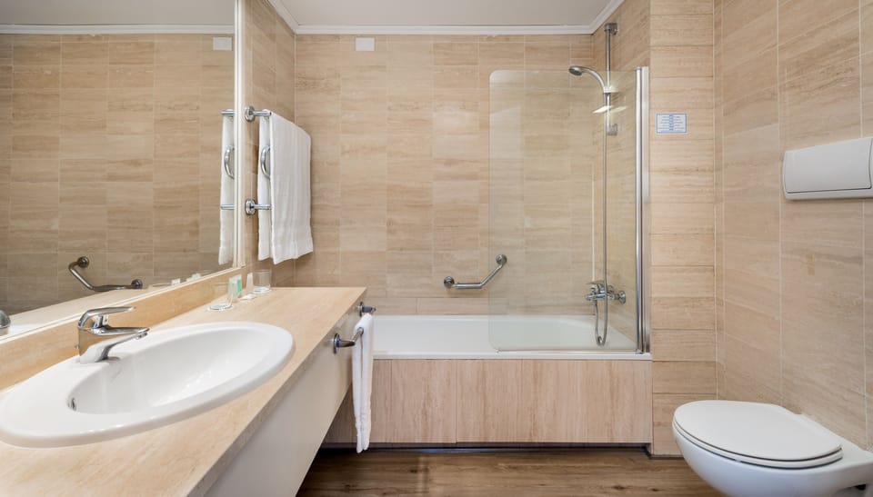 Combined shower/tub, eco-friendly toiletries, hair dryer, bidet
