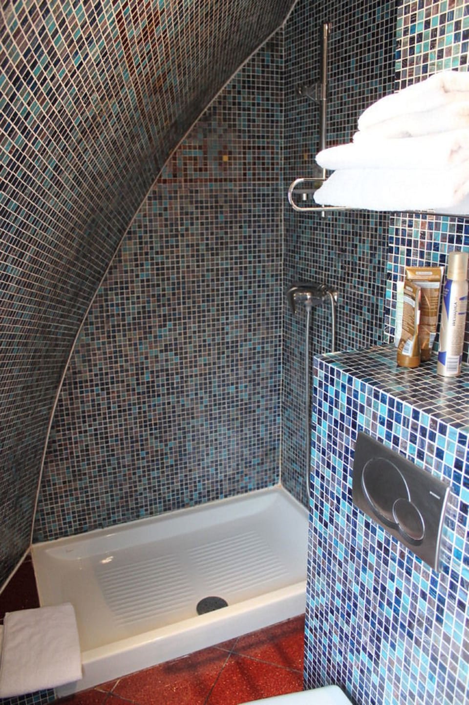 Single Room | Bathroom | Free toiletries, hair dryer, towels