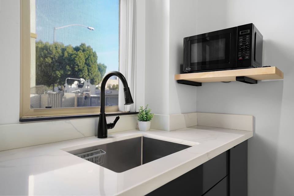Deluxe Queen Room | Private kitchenette | Fridge, coffee/tea maker, paper towels