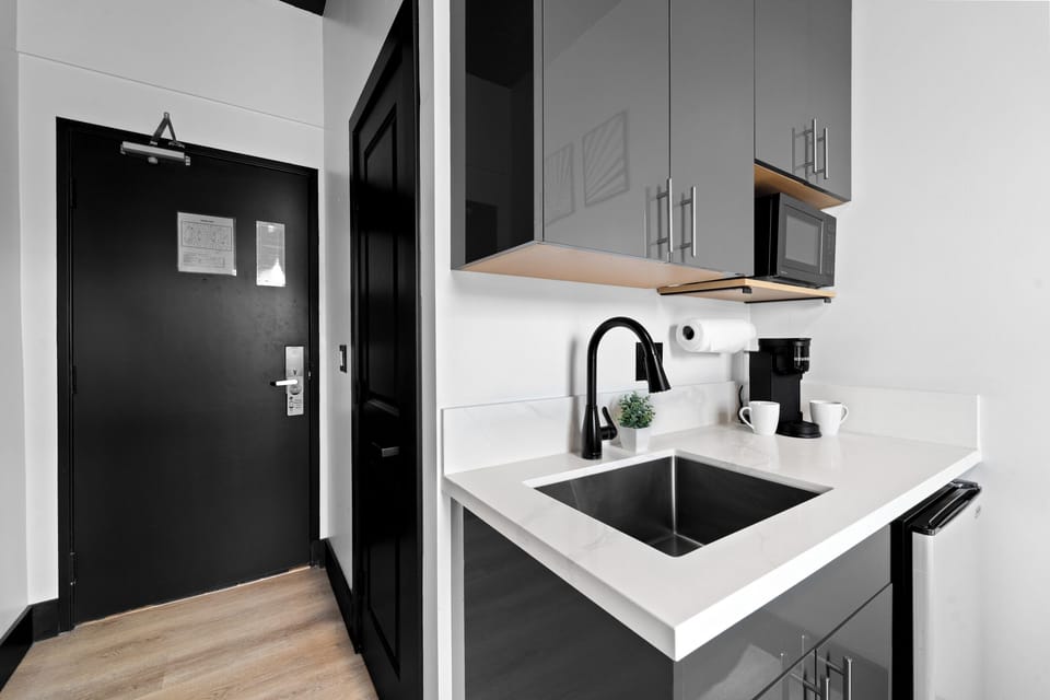 Standard Room Full Bed | Private kitchenette | Fridge, coffee/tea maker, paper towels