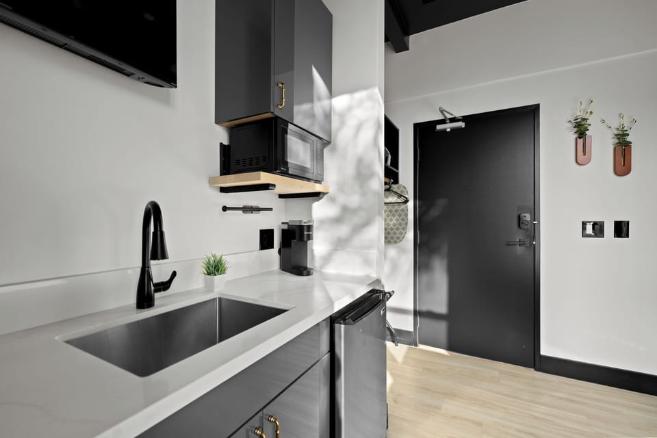 Elite Studio Suite | Private kitchenette | Fridge, coffee/tea maker, paper towels