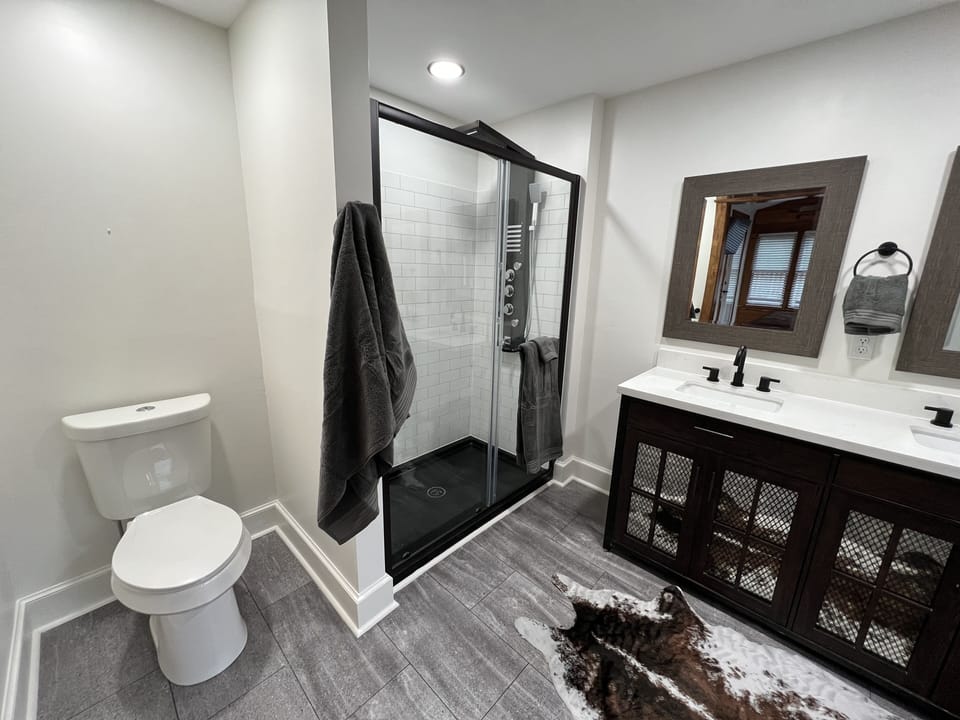 Main Floor King Bedroom En-suite 