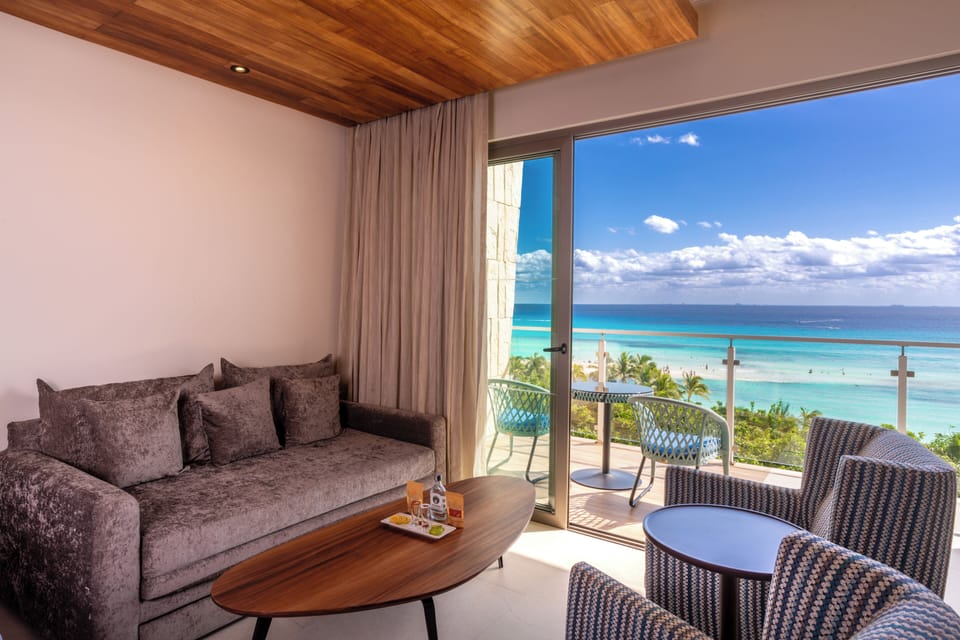 Platinum King Junior Suite Ocean Front | Balcony view