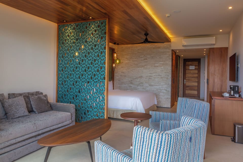 Platinum King Junior Suite | Free minibar, in-room safe, desk, laptop workspace