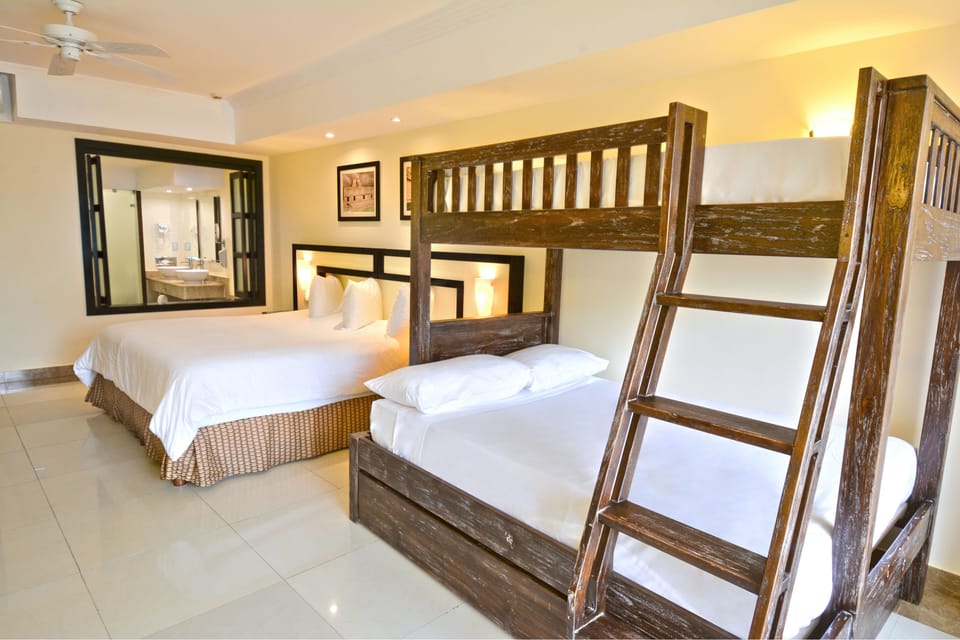 Riviera Family King Junior Suite | Minibar (free items), in-room safe, desk, laptop workspace