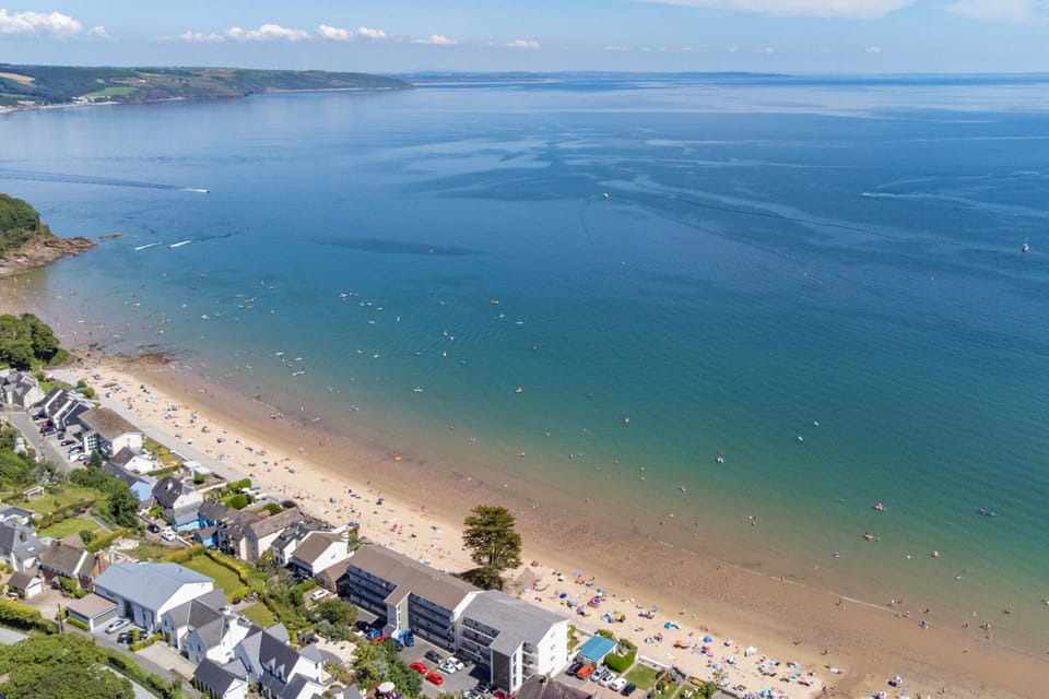 On The Beach - Direct Beach Access Sea Views Apartment in Saundersfoot