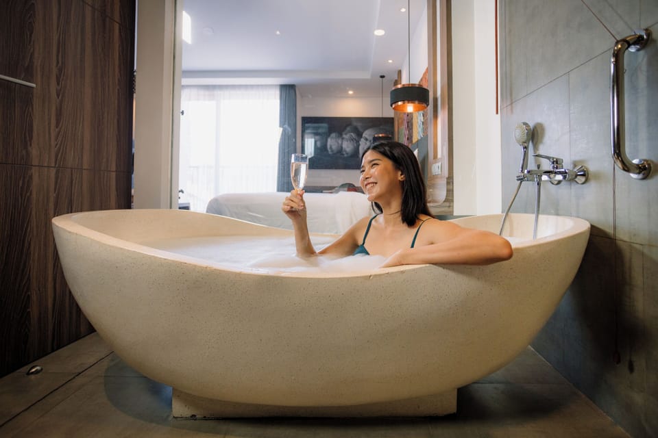 Deluxe Room, 1 King Bed, Bathtub, City View (Bathtub) | Bathroom | Eco-friendly toiletries, hair dryer, slippers, bidet