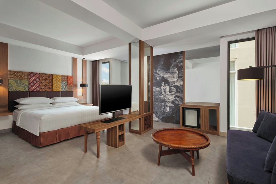 Junior Suite, 1 King Bed, City View | In-room safe, individually decorated, individually furnished, desk