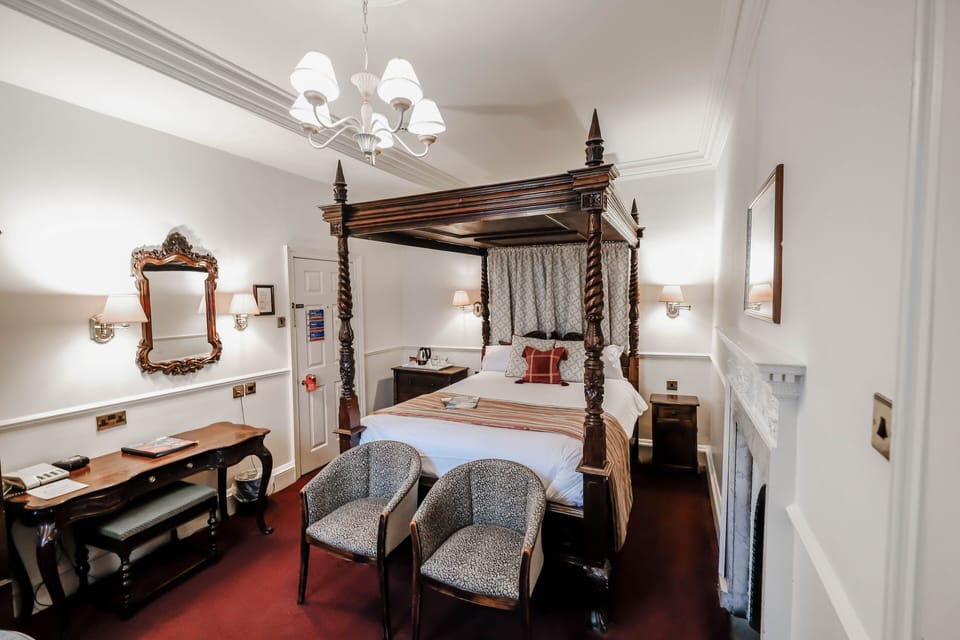 Standard Room, 1 Queen Bed, Non Smoking (Canopy Bed) | Individually decorated, individually furnished, desk, iron/ironing board