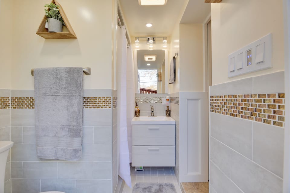 Full Bathroom | Complimentary Toiletries