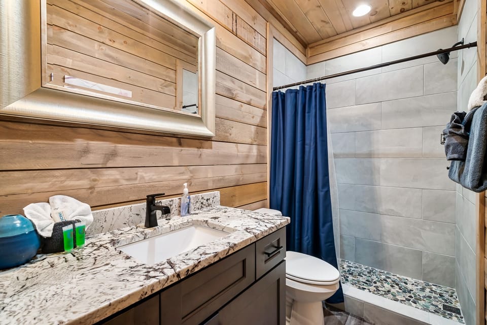 Full bath room 1