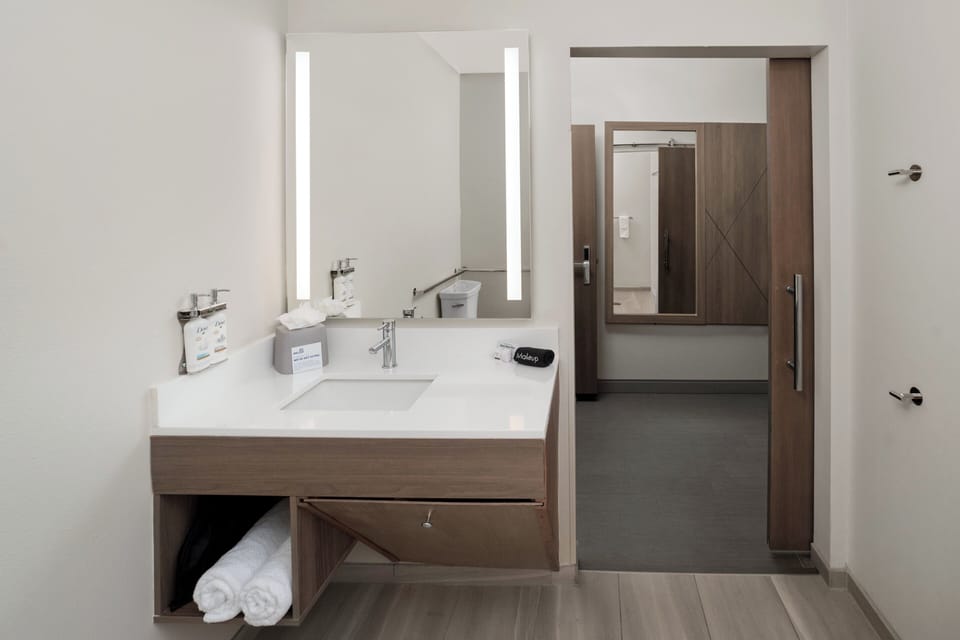 Room, 1 King Bed, Accessible (Communications, Mobil, Roll-In Shower) | Hypo-allergenic bedding, desk, laptop workspace, blackout drapes