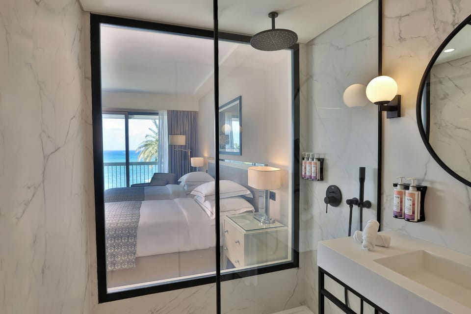 Executive Twin Room, 2 Twin Beds, Sea View | 1 bedroom, minibar, in-room safe, desk