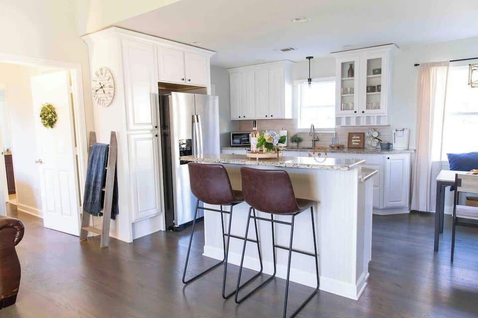 Pot yourself a glass of wine and make yourself comfortable in our kitchen! You’ll love to cook at The BarHouse. 