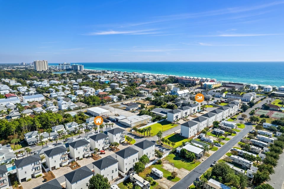 Minutes from the Beach and Community Pool