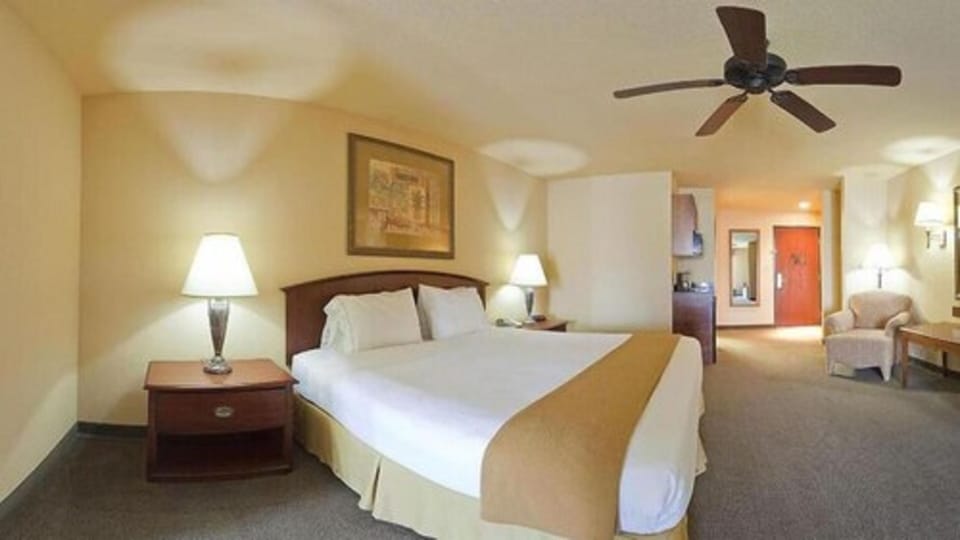 Standard Room | Desk, iron/ironing board, free cribs/infant beds, rollaway beds