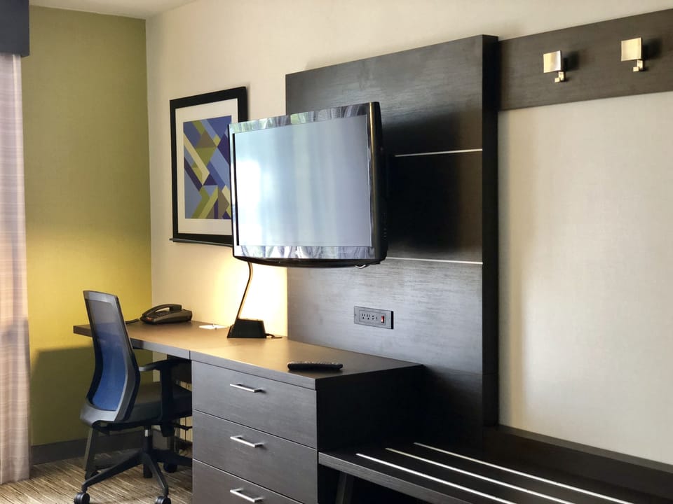 Premium bedding, pillowtop beds, in-room safe, desk