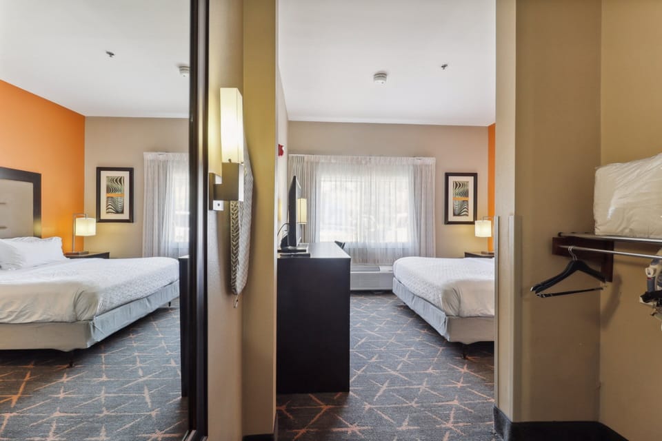 Pillowtop beds, in-room safe, desk, blackout drapes
