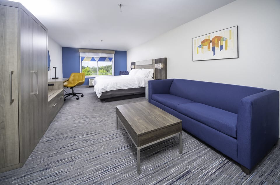 Laptop workspace, blackout drapes, iron/ironing board, free WiFi
