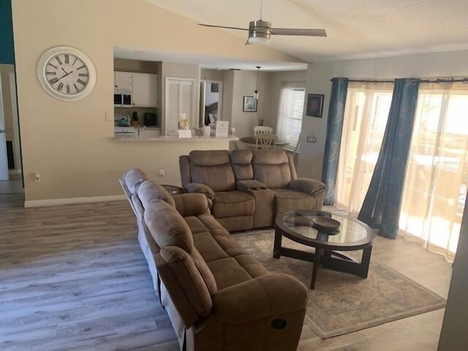 Living Room 2.jpg
