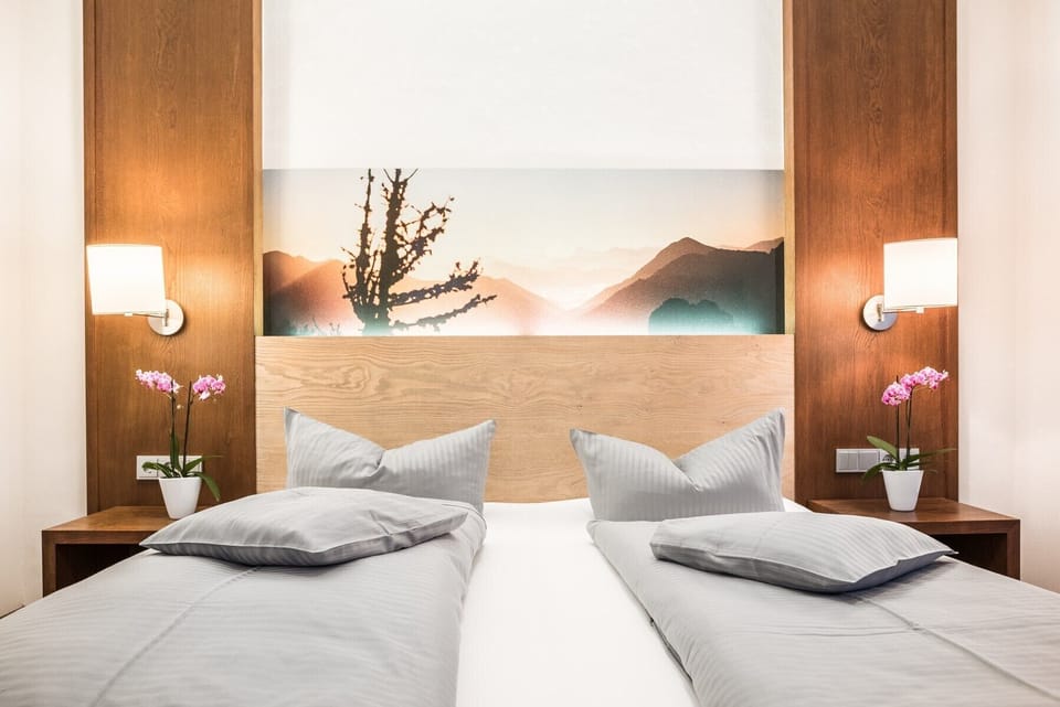 Hypo-allergenic bedding, in-room safe, desk, blackout drapes