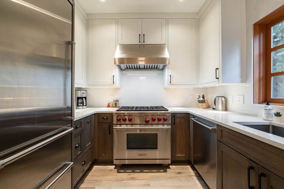 Full kitchen: Stainless steel appliances