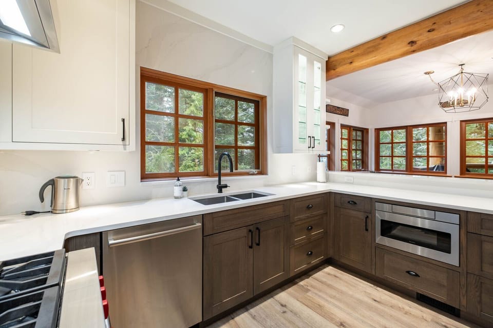 Full kitchen: Stainless steel appliances