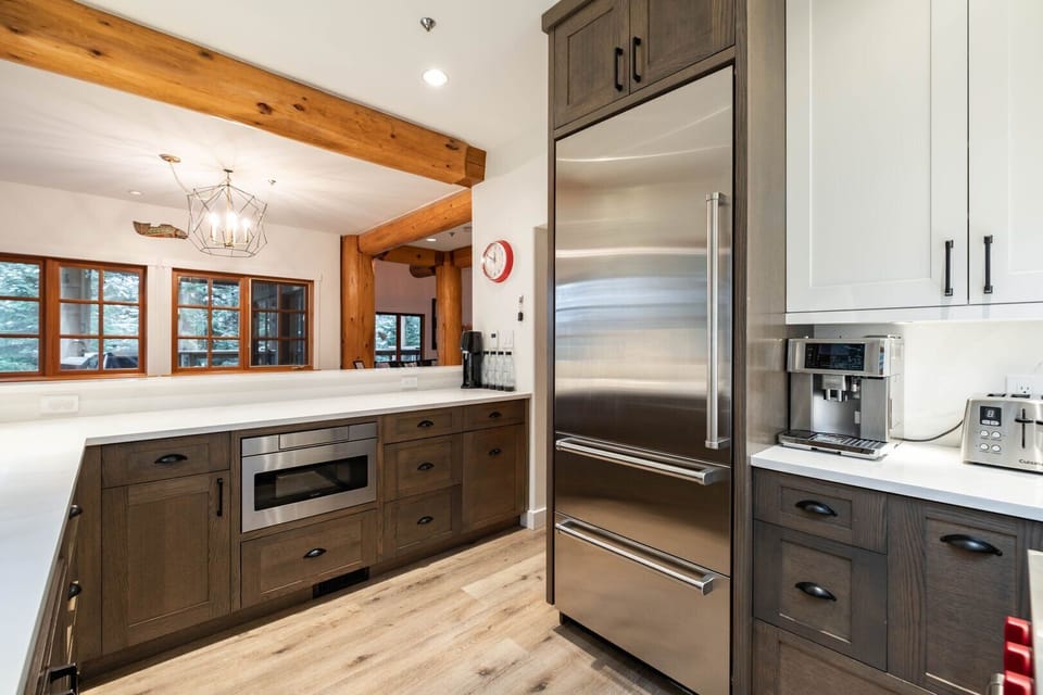 Full kitchen: Stainless steel appliances