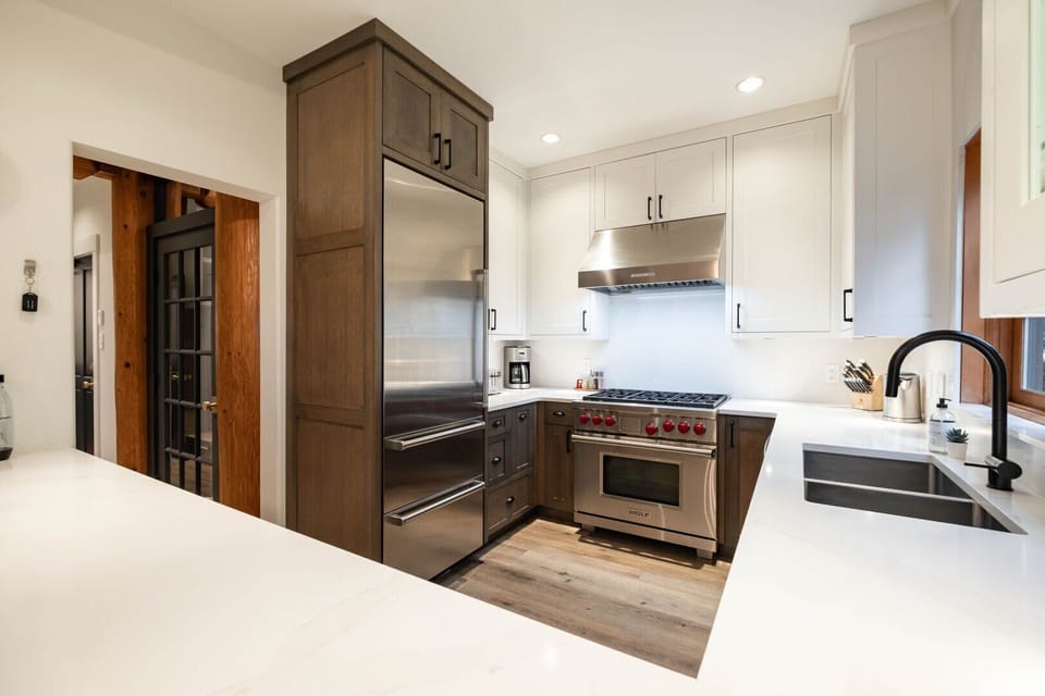 Full kitchen: Stainless steel appliances