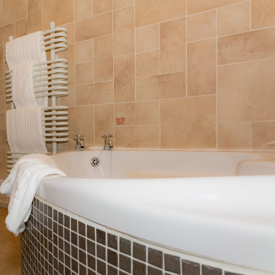 Penthouse with 2 Balconies with View (Emperor Hadrian) | Bathroom | Combined shower/tub, free toiletries, hair dryer, towels