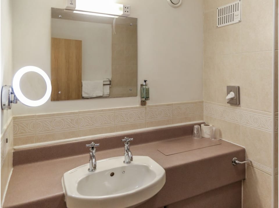 Combined shower/tub, free toiletries, hair dryer, towels