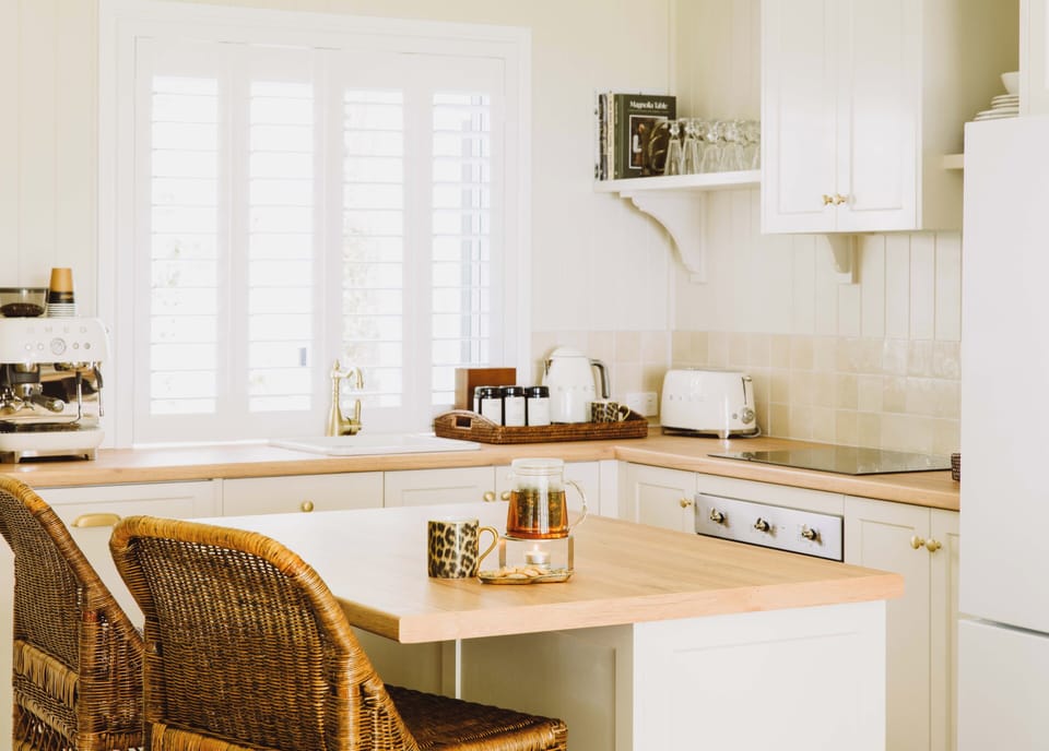Estate Suite | Private kitchen | Espresso maker, coffee/tea maker, mini-fridge, electric kettle