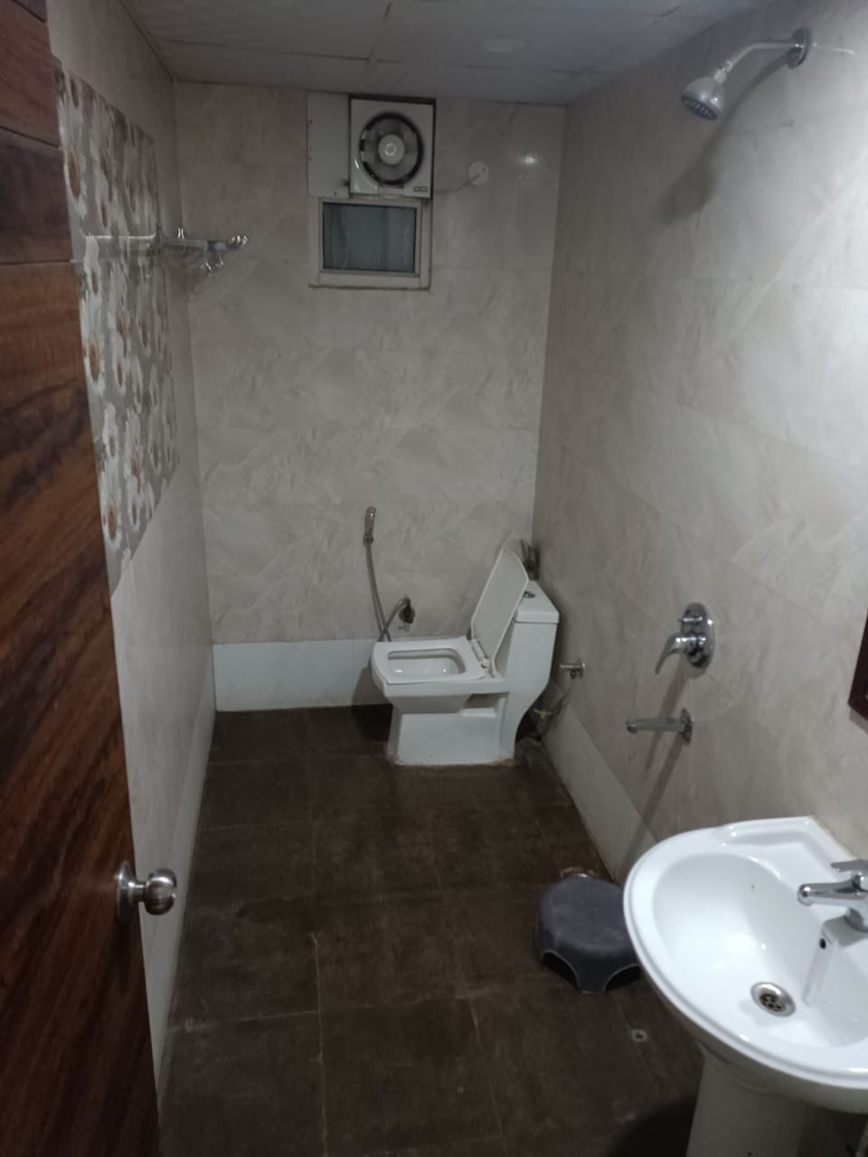 Shower, free toiletries, towels