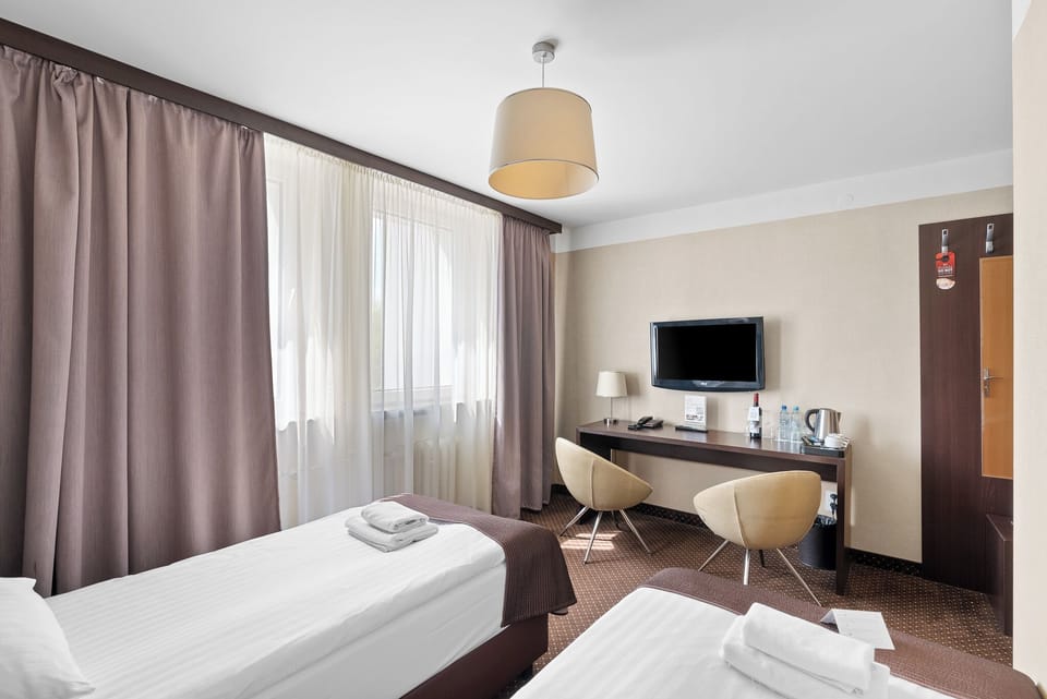 Standard Twin Room | In-room safe, desk, iron/ironing board, free WiFi