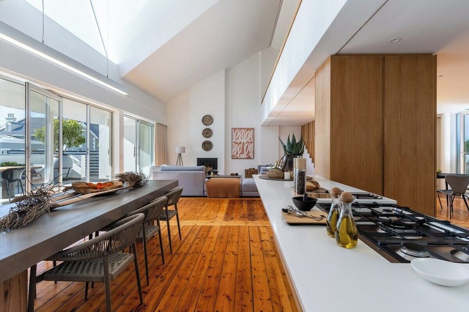 Kitchen / 6 seater dining table