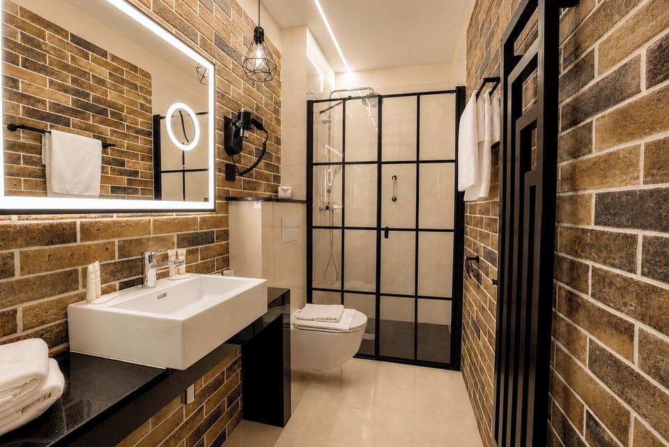 Deluxe Double or Twin Room (Classic) | Bathroom | Designer toiletries, hair dryer, towels, soap