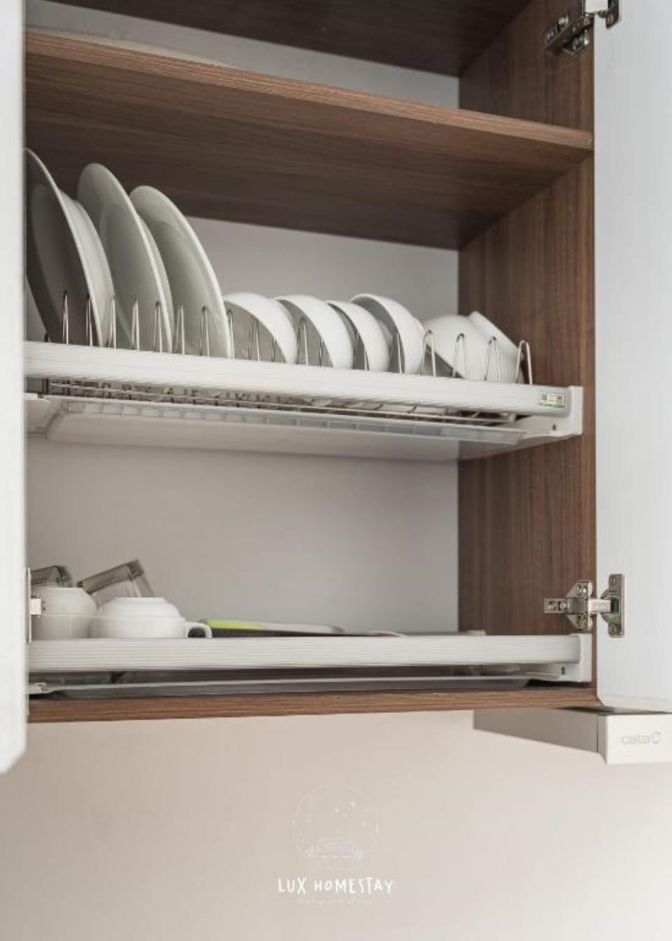 Fridge, cookware/dishes/utensils, paper towels