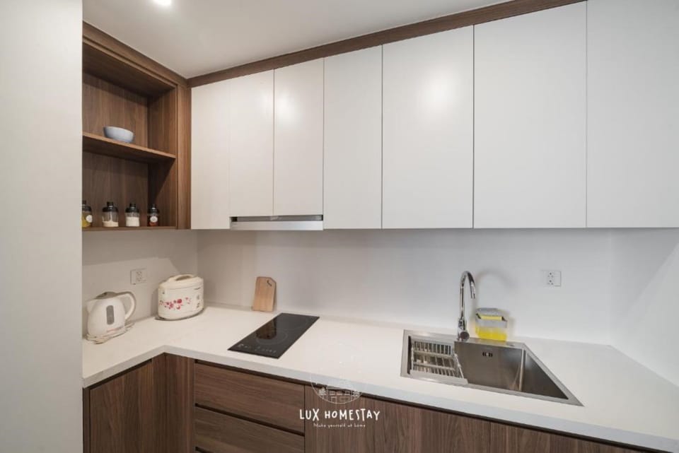 Luxury Studio | Private kitchen | Fridge, cookware/dishes/utensils, paper towels