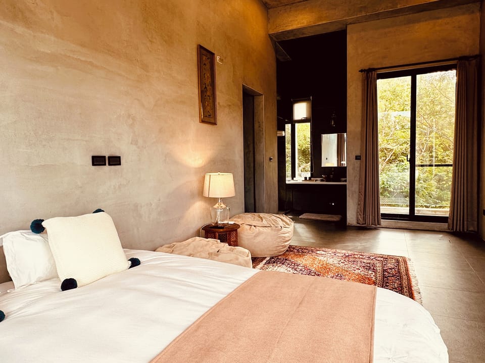 Deluxe Double Room | Living area