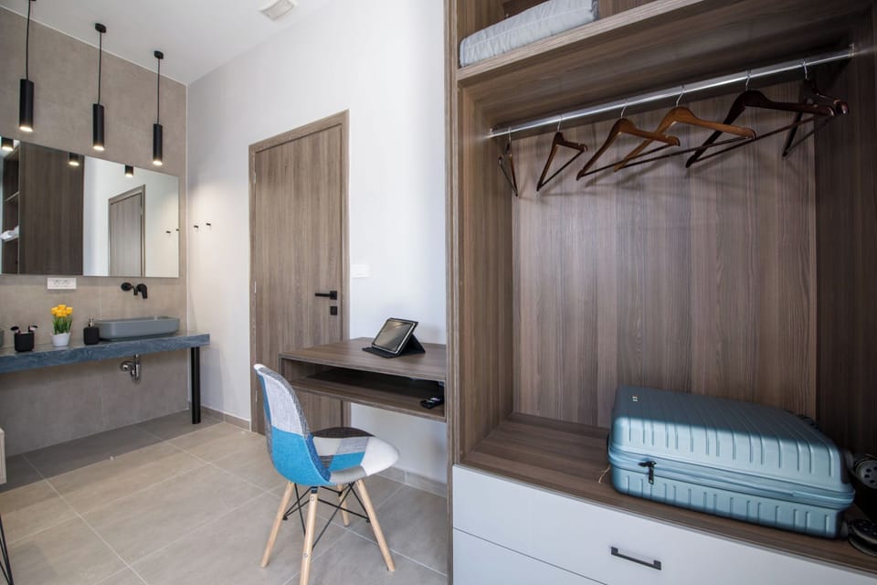 3 bedrooms, in-room safe, iron/ironing board, free WiFi