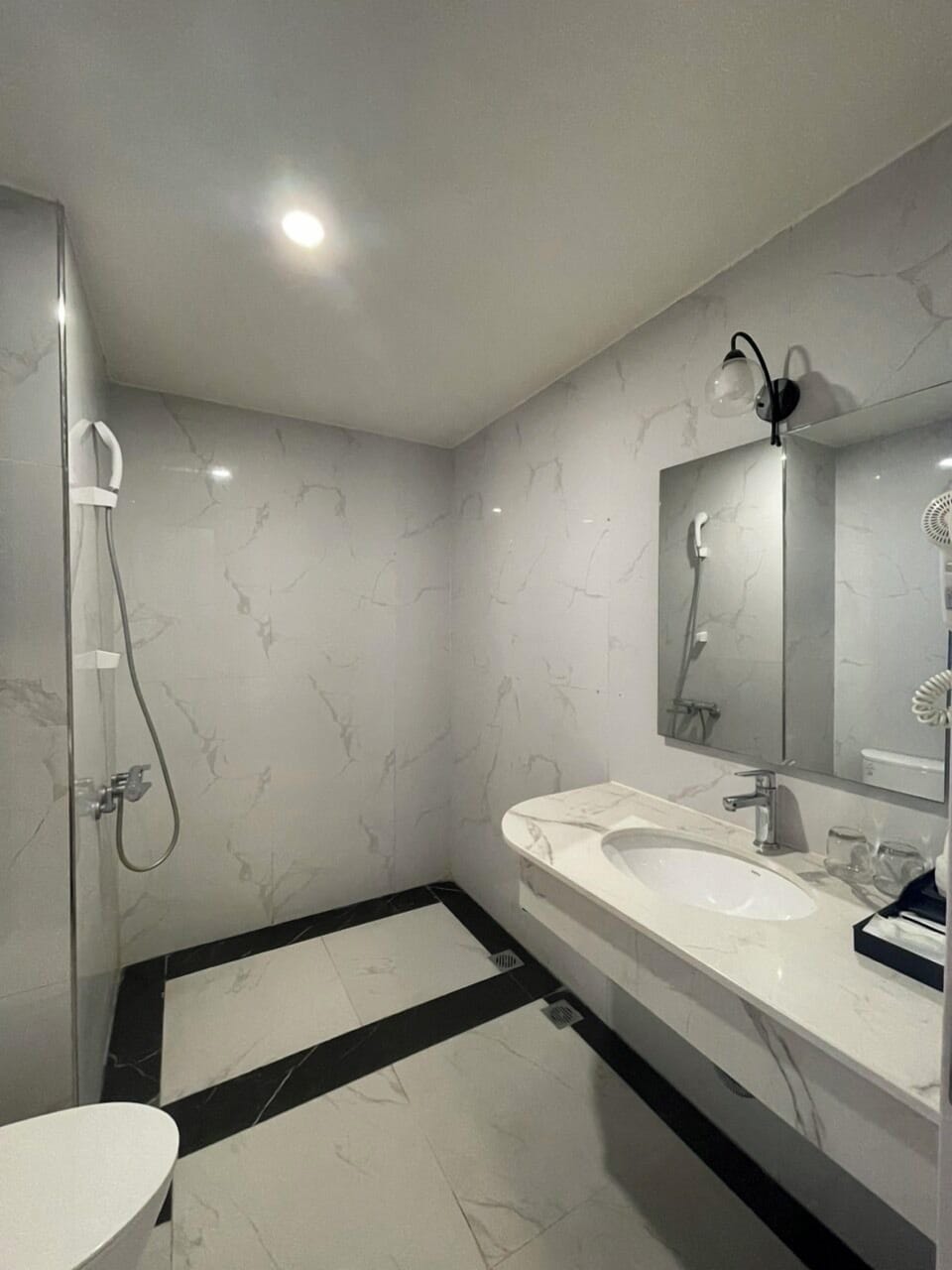 Deluxe Twin Room | Bathroom | Hair dryer, slippers, bidet, towels