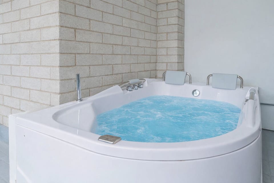 Indoor spa tub