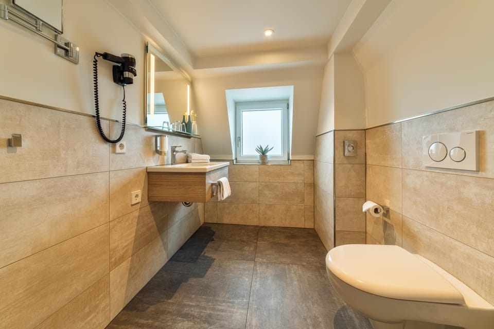 Family Room | Bathroom | Shower, free toiletries, hair dryer, towels