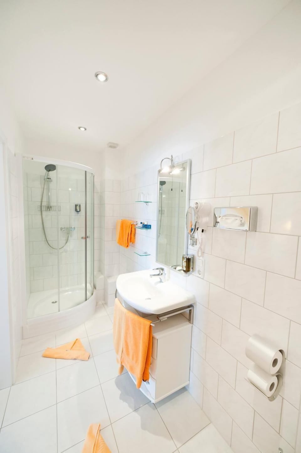 Comfort Double Room | Bathroom | Shower, free toiletries, hair dryer, bathrobes