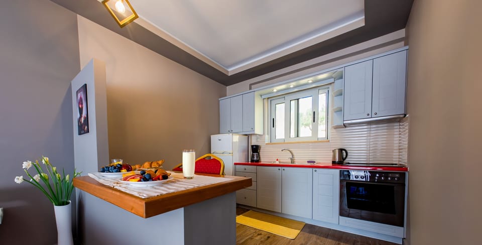 Superior Studio Suite | Private kitchen | Shared fridge, microwave, coffee/tea maker