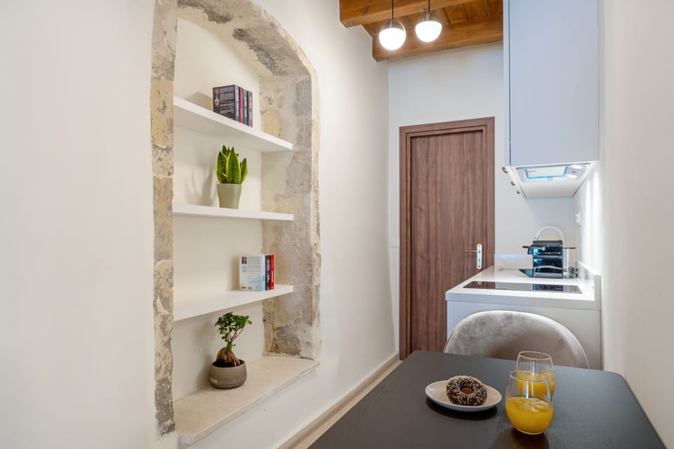 Basic Double or Twin Room | Private kitchen | Mini-fridge, stovetop, coffee/tea maker, electric kettle