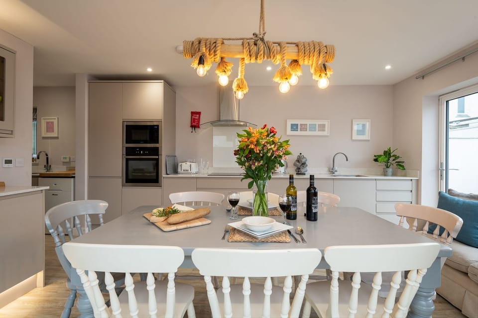 Out of the Blue - Dining table and cooker hood