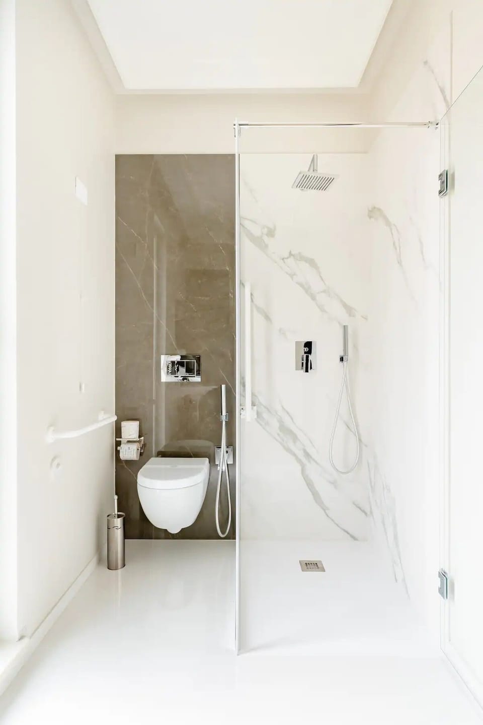 Deluxe Room | Bathroom | Shower, rainfall showerhead, free toiletries, hair dryer