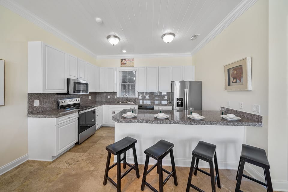 Surfer Dog | 1st Floor | Fully Equipped Kitchen and Bar